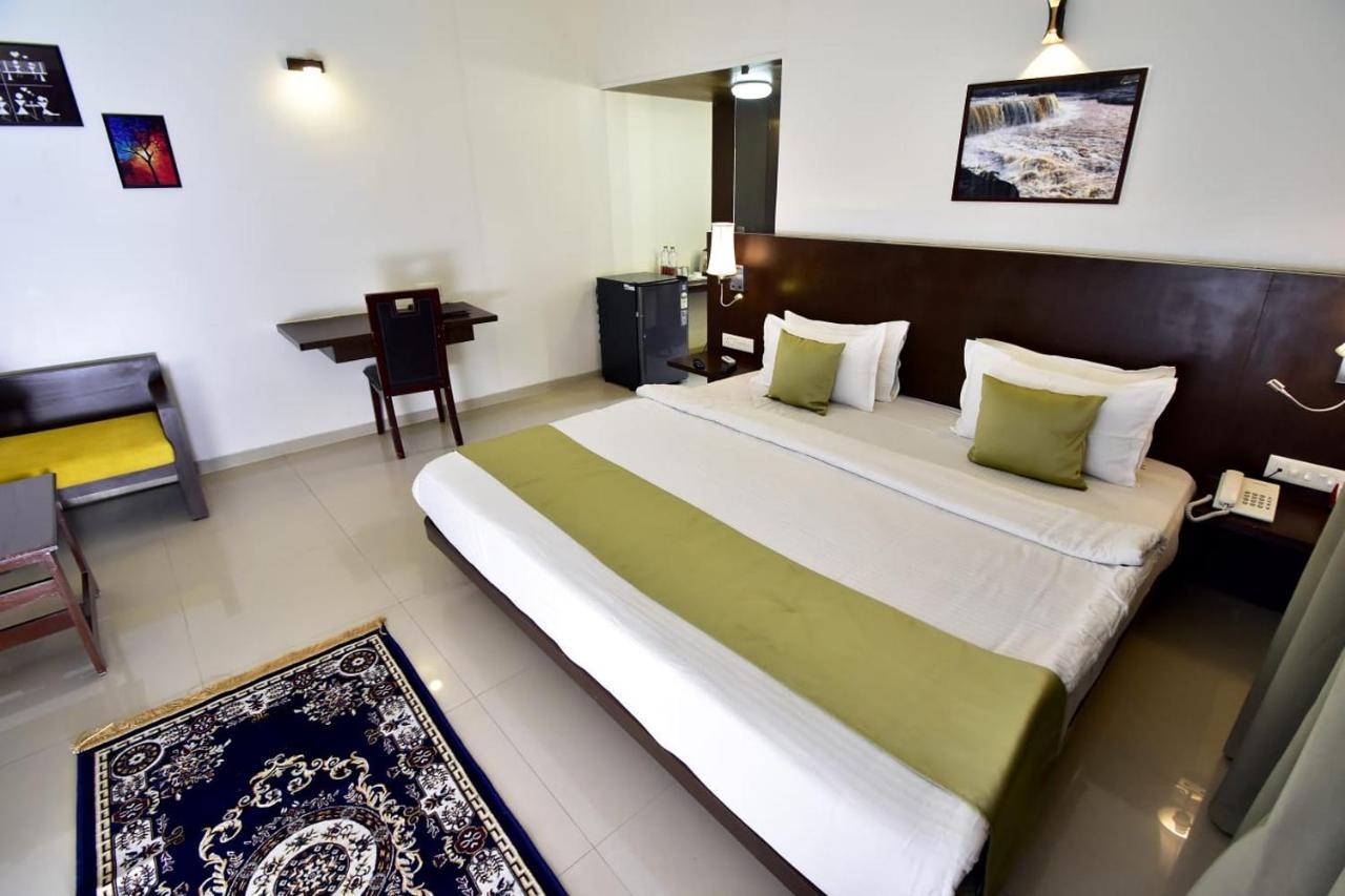 Caves County Resort Malegaon Exterior foto